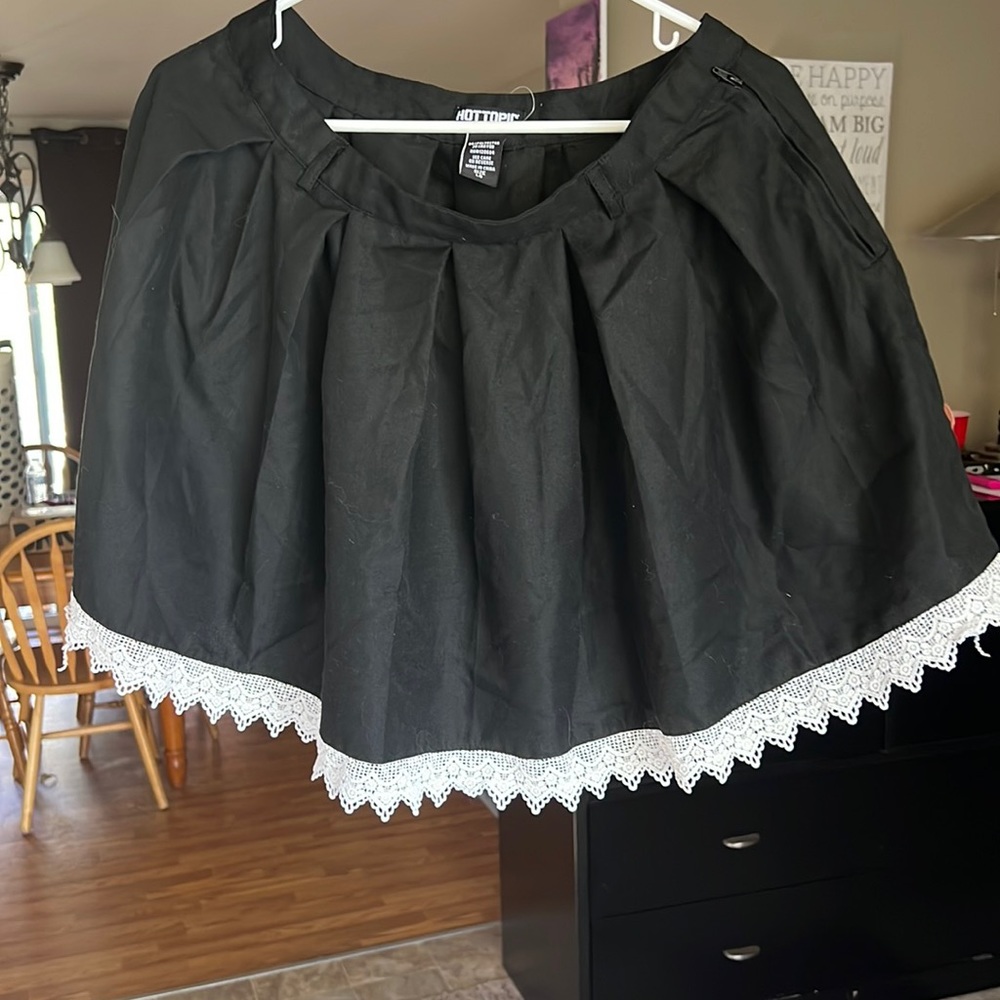 Black & white lace skirt